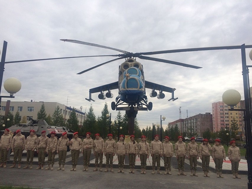 На Площади Памяти в Новом Уренгое установили вертолет МИ-24. Фото администрации Нового Уренгоя