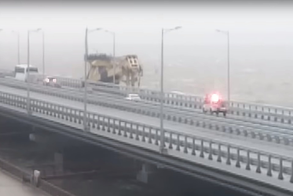 Плавкран сильным ветром прибило к мосту. Фото: кадр видео