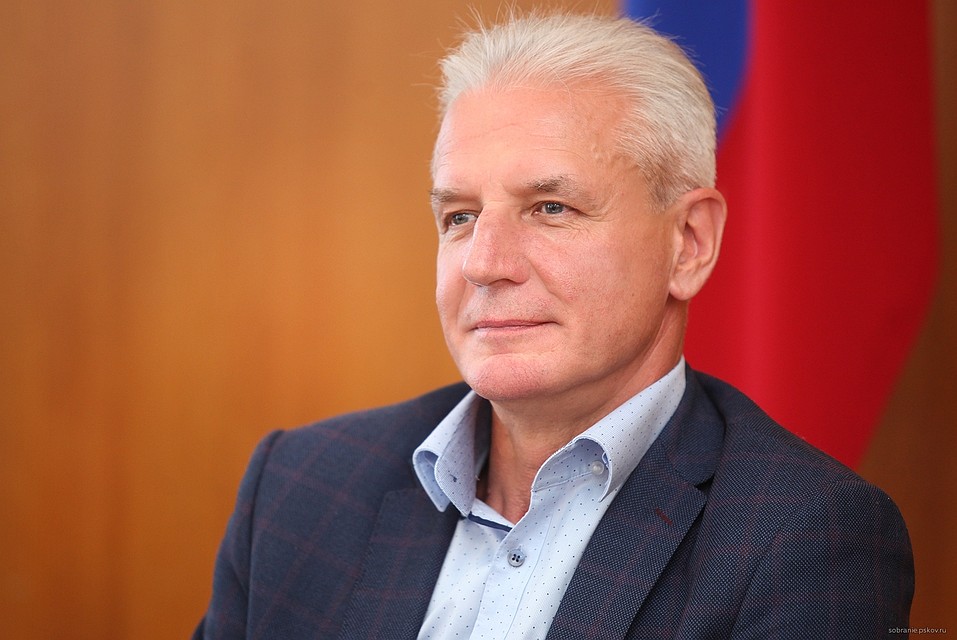 Александр Котов первым проголосовал на участке, расположенным в школе № 3 в Пскове.