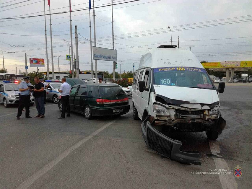 В больницу с травмами увезли водителя "Тойоты".