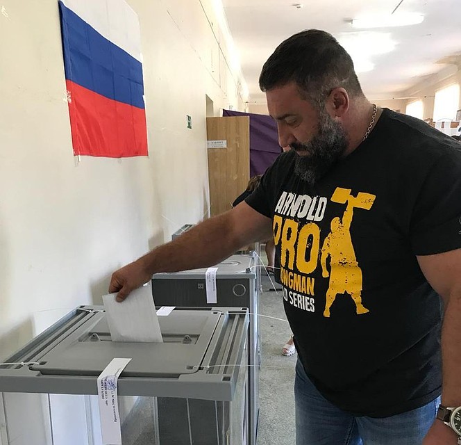 Вячеслав Максюта проголосовал на своем избирательном участке