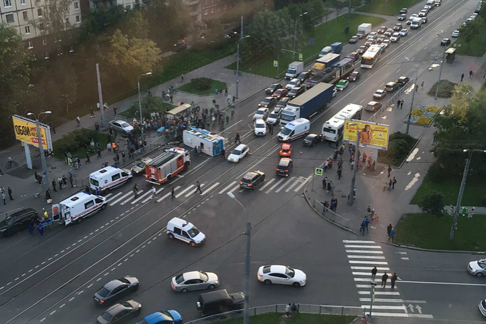 В больницу увезли пятерых. Фото: Сообщество «ДТП и ЧП | Санкт-Петербург» в «ВКонтакте»