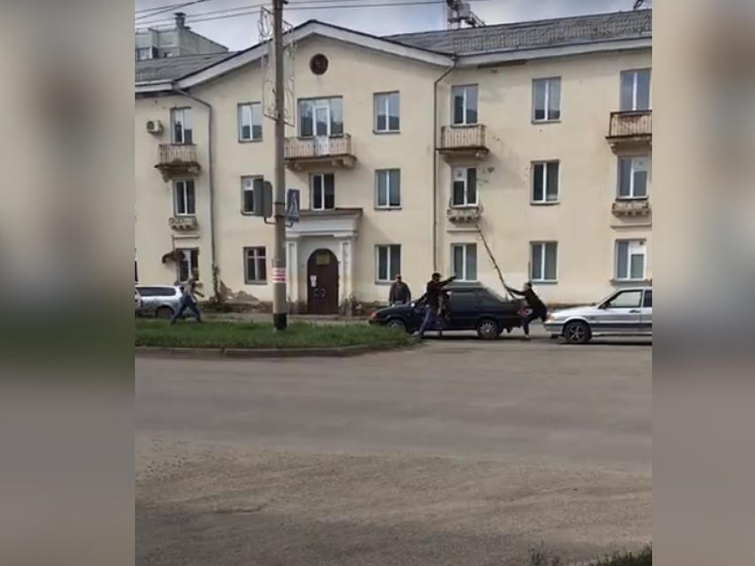 Один из водителей нападал с веткой. Фото: группа во ВКонтакте «Подслушано Копейск».