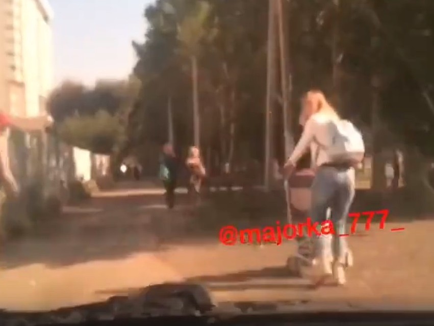 Под колеса едва не угодила мама с ребенком. Фото: кадр с видео.