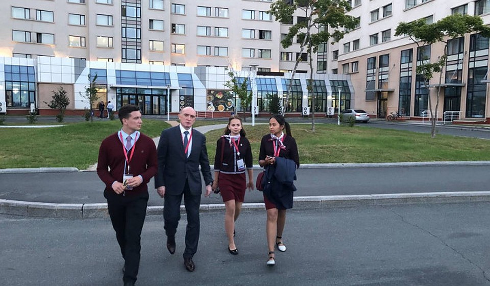 Губернатор Борис Дубровский встретился во Владивостоке с южноуральскими волонтерами. Фото: gubernator74.ru
