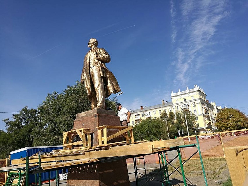 Внимание в этом году к Ленину - особенное: кто-то выставку организует, кто-то красит в "золото".