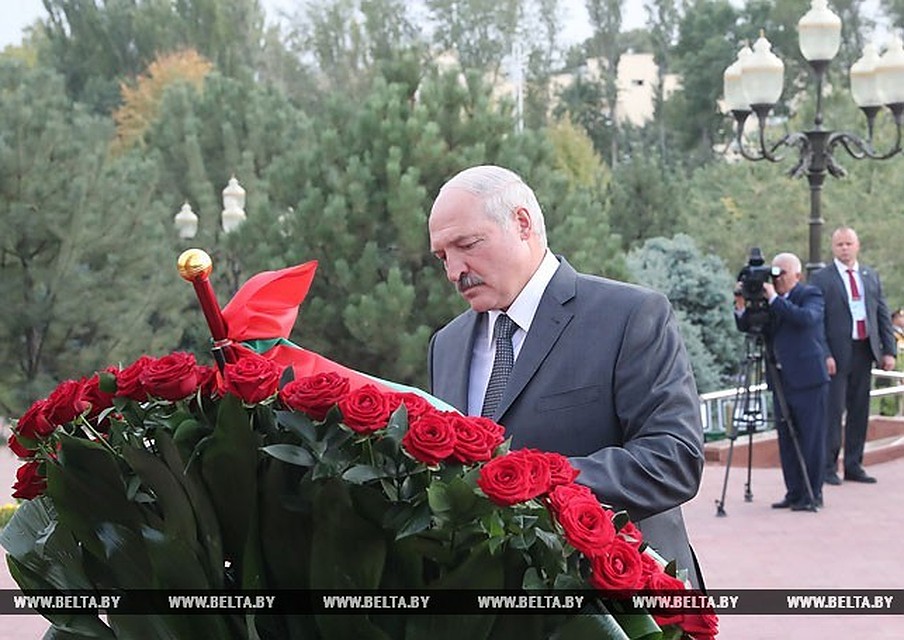 Президент возложил цветы к монументу Независимости и гуманизма и памятнику первому президенту Узбекистана. Фото: belta.by