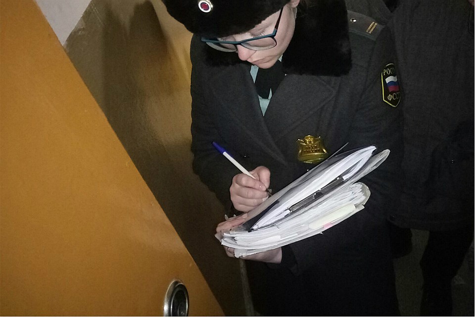 Судебные приставы регулярно пытаются «выбить» долги у алиментщиков