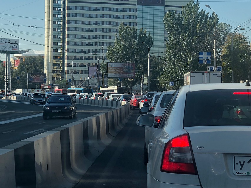 Вот уже несколько дней автомобилисты простаивают в транспортных заторах дольше обычного.