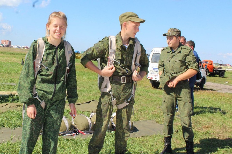 Подростки из военно-патриотических клубов с удовольствием участвуют в сборах.