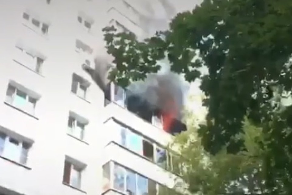 Пожар вспыхнул в жилом доме на юго-западе Москвы