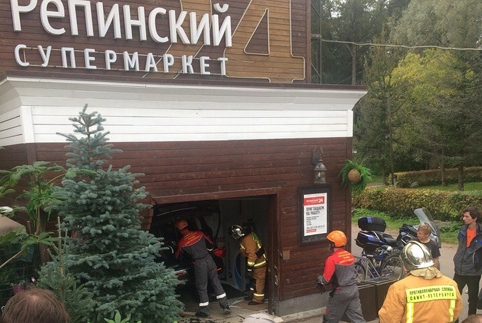 Внедорожник на полном ходу въехал в магазин Фото: ДТП и ЧП Санкт-Петербурга