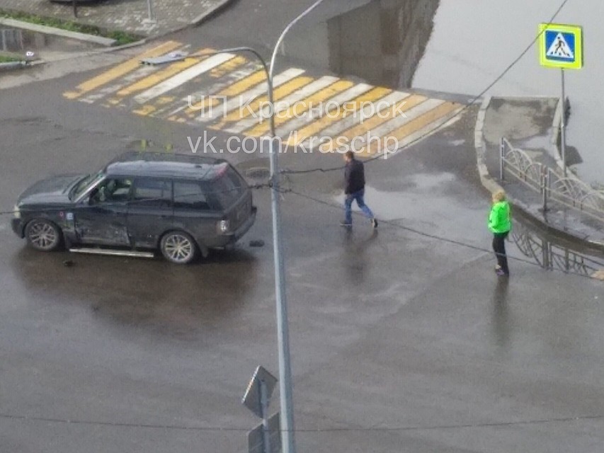 Насколько сильно повреждена машина предполагаемой виновницы аварии, очевидцы не сообщают. Фото: "ЧП-Красноярск"