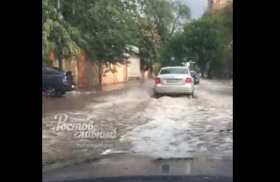 Видео о затоплении улицы Малюгиной посмотрели больше десяти тысяч человек. Фото: группа Вконтакте "Ростов-Главный".