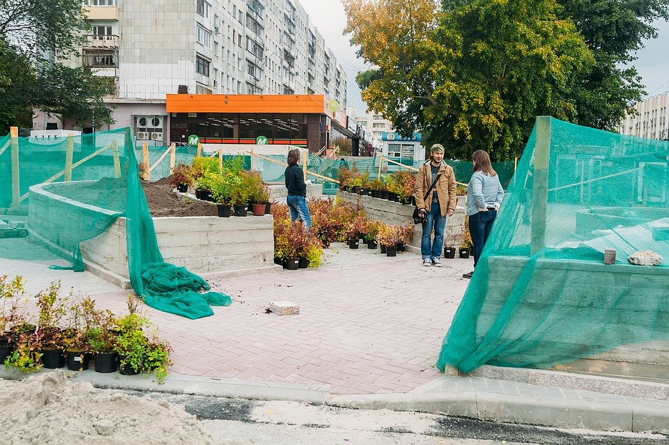 Территорию у "муравейника" в Тюмени превращают в уютную зону отдыха. Фото tyumen-city.ru