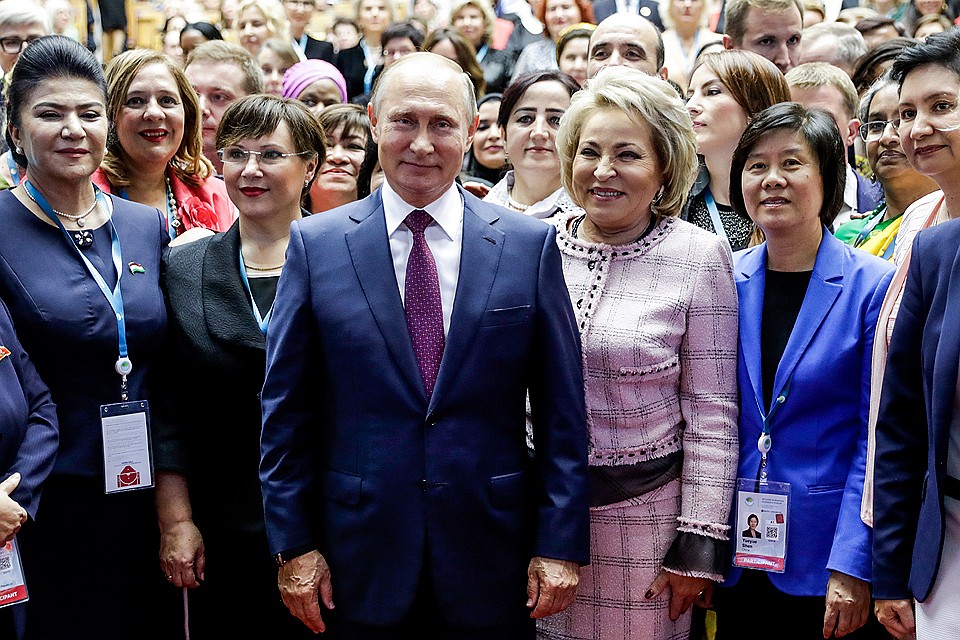 Президент РФ Владимир Путин и участницы пленарного заседания второго Евразийского женского форума в Таврическом дворце. ФОТО Михаил Метцель/ТАСС
