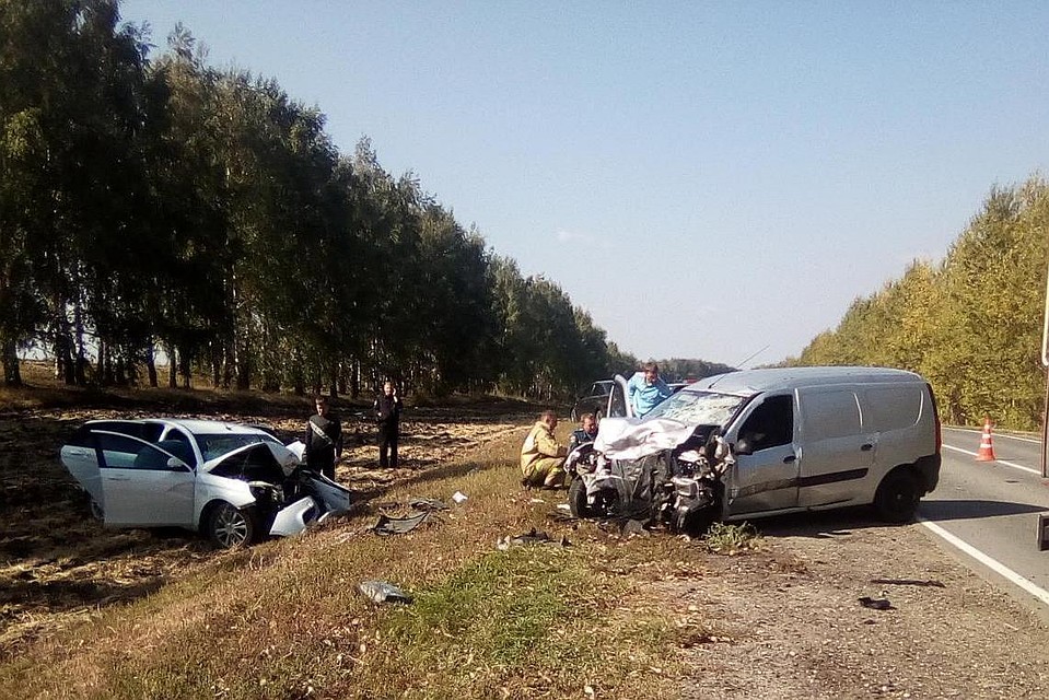 В лобовом столкновении пострадали 3 человека