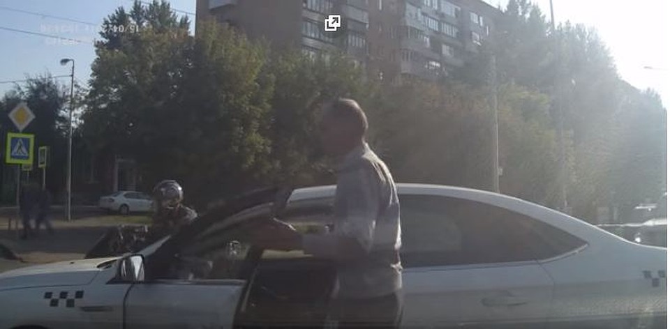В Самаре таксист подбил мотоциклиста