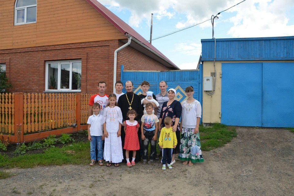 У отца Андрея 11 родных детей, а недавно они удочерили еще одну сироту.