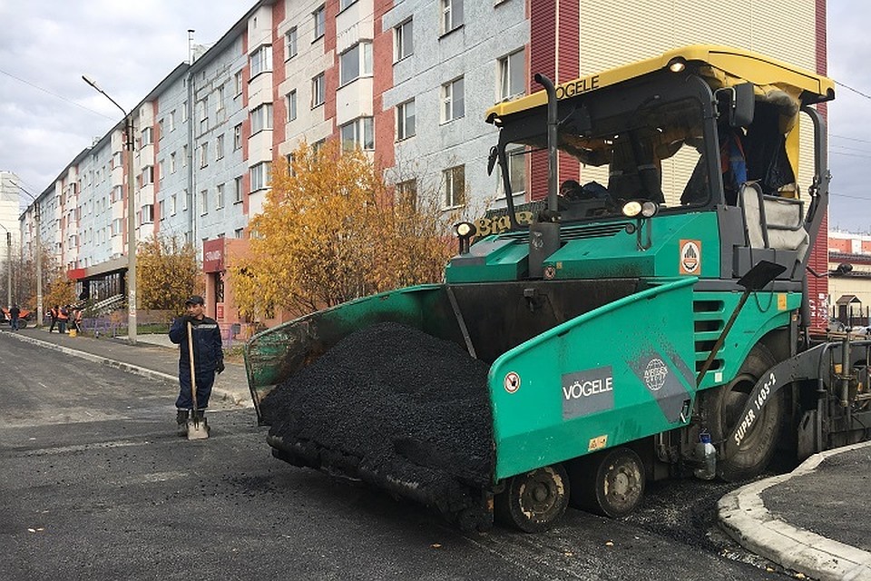 Глава Нового Уренгоя проверил, как благоустраивается проезд Народов Севера Фото: newurengoy.ru