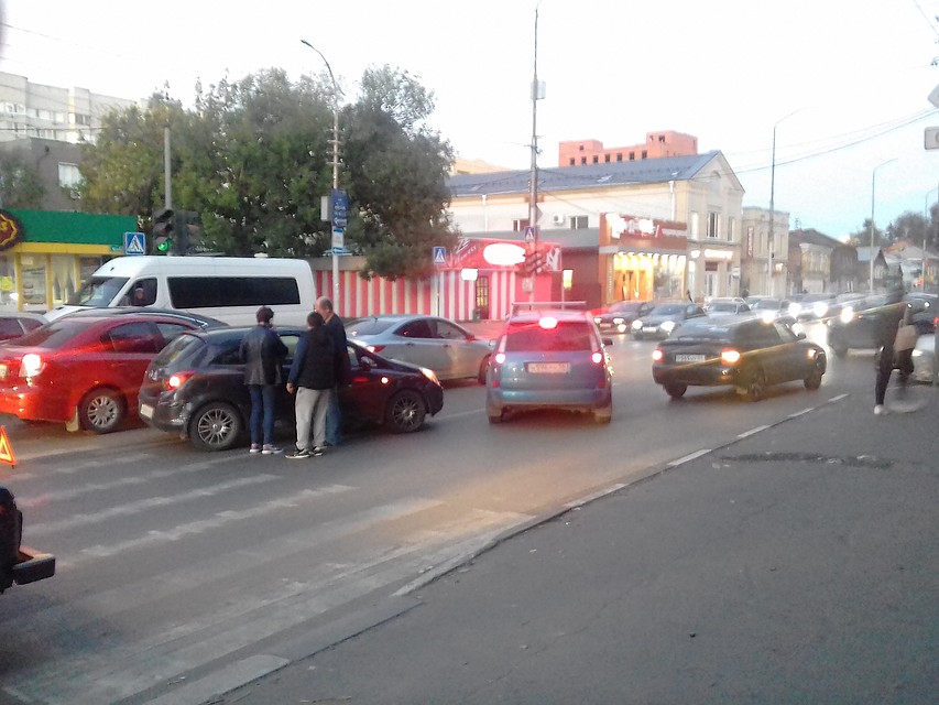 У светофора на Кутякова столкнулись немецкий Opel и "Лада"