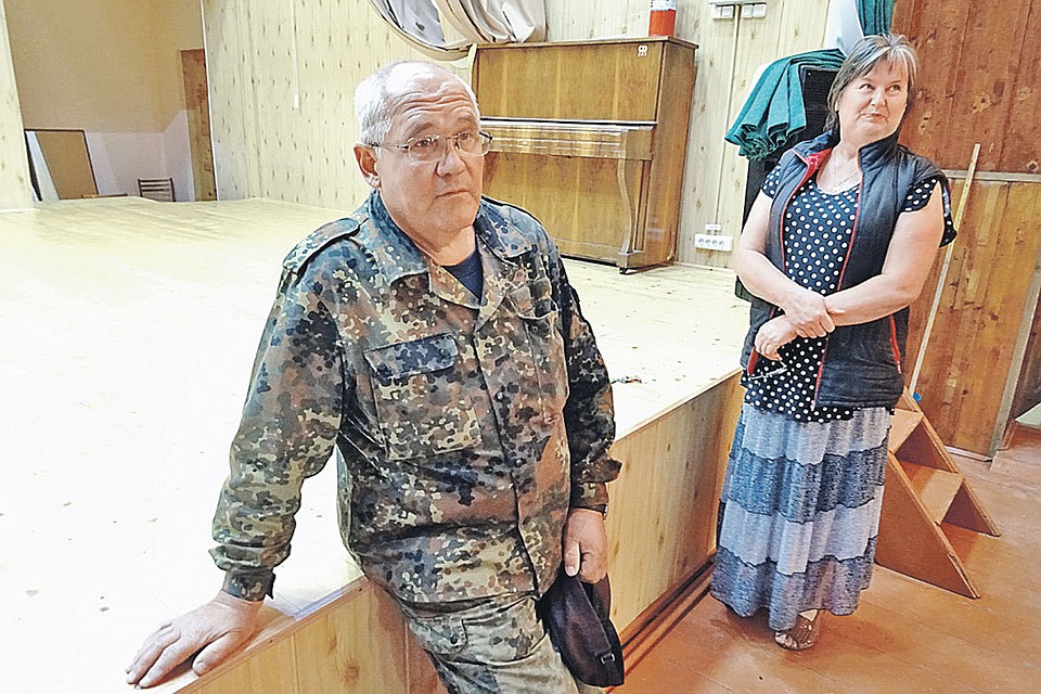 Глава поселения Валерий Антонец и завклубом Александра Фирсова стараются поддерживать на селе должный уровень культуры. Пианино вот, например, не продали. А ведь могли бы.