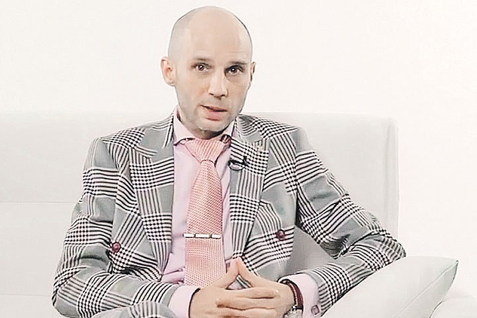 Константин Таран без стеснения рассказывал, как обул своих клиентов, и не сомневался, что ему все сойдет с рук. Фото: youtube.com