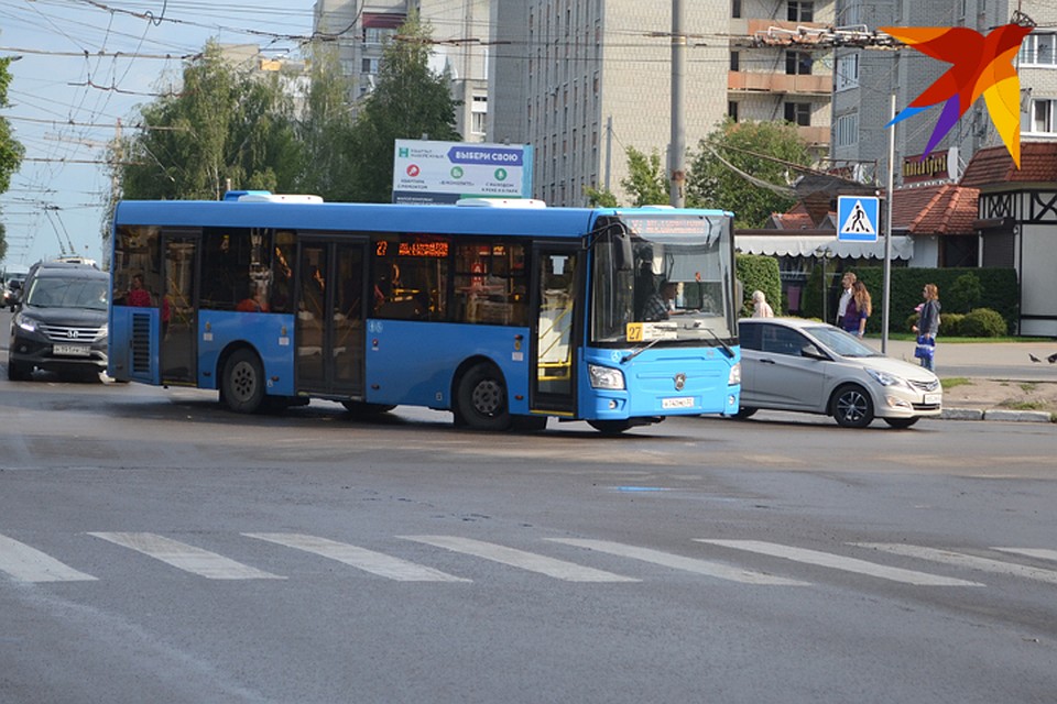 Водитель автобуса резко затормозил.