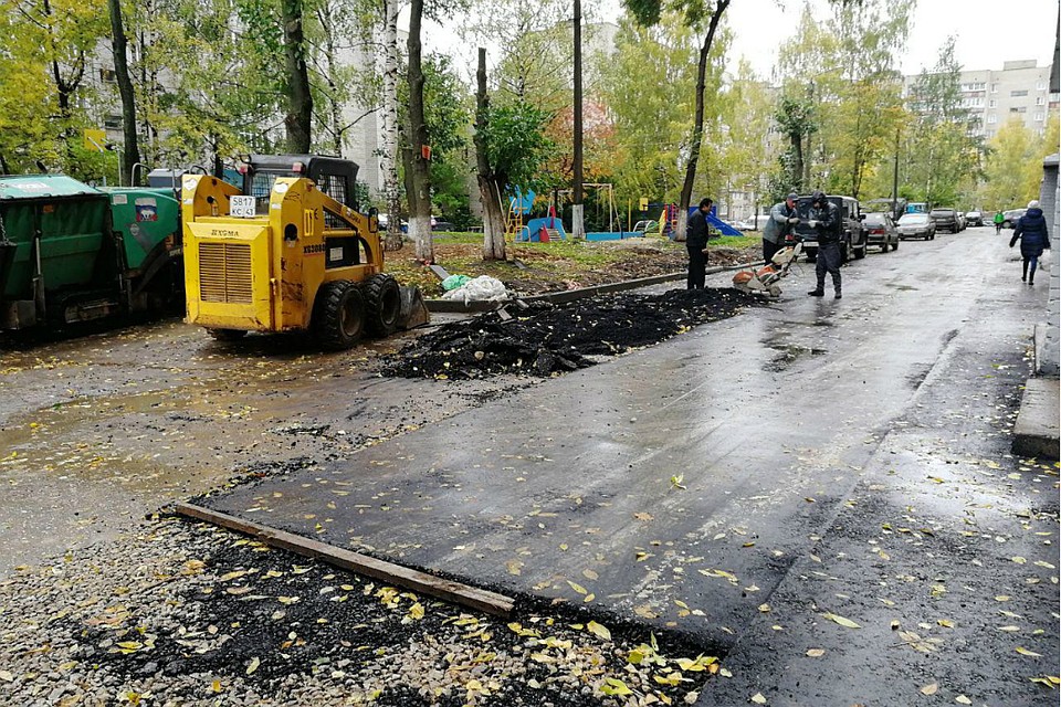Подрядчик уже начал исправлять ошибки, допущенные в процессе укладки асфальта. Фото: «Делай дороги» vk.com/delaidorogi