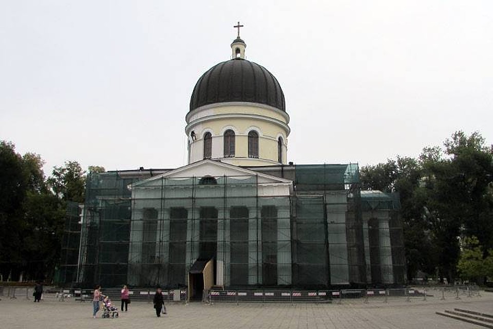 Идет обновление фасада Кафедрального собора.
