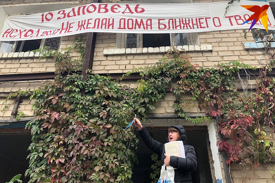 Силовики несколько часов выгоняли нижегородку с 16 кошками из аварийного дома