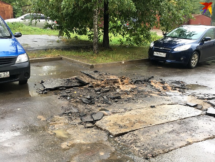 Из-за прокладки новых труб во дворе на улице Металлургов в Орле раскурочили асфальт