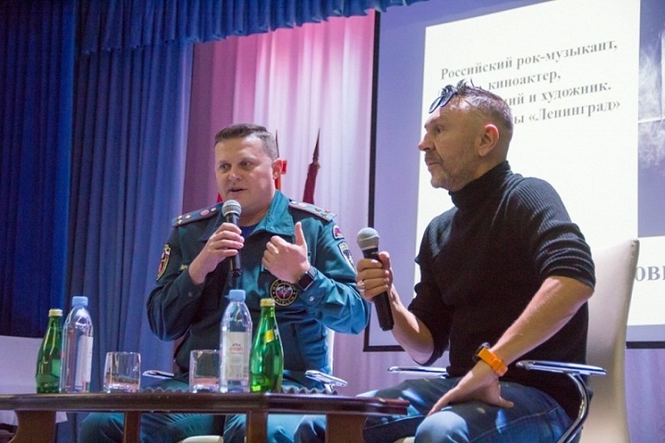 Сергей Шнуров сходил в гости к петербургским спасателям. Фото: Пресс-служба ГУ МЧС по СПб
