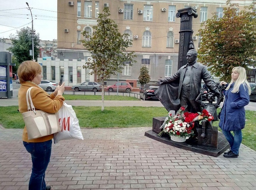 Саратовцы фотографируются с новым памятником Юрию Киселеву