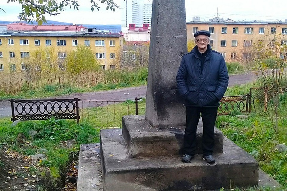 За неполные сутки петицию подписали свыше 10-ти человек. Мурманчане фотографируются на фоне стеллы, чтобы поддержать идею Кирилла Боброва. Фото: личный архив Валерия Немкина