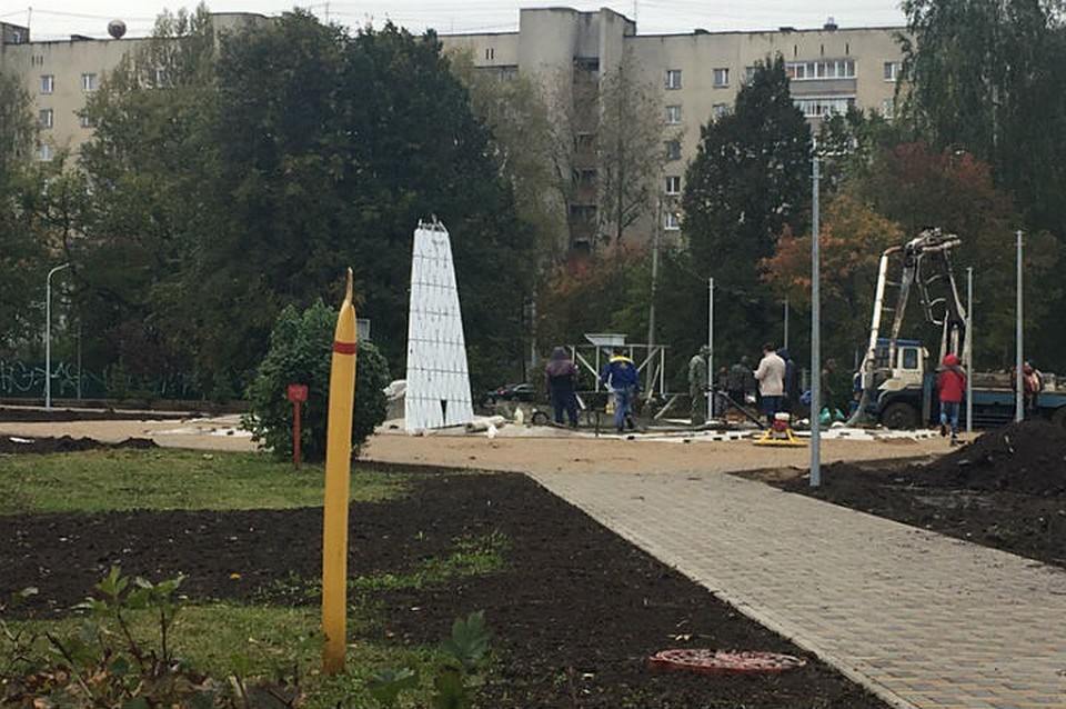 Монумент приурочен к к 100-летнему юбилею ВЛКСМ.
