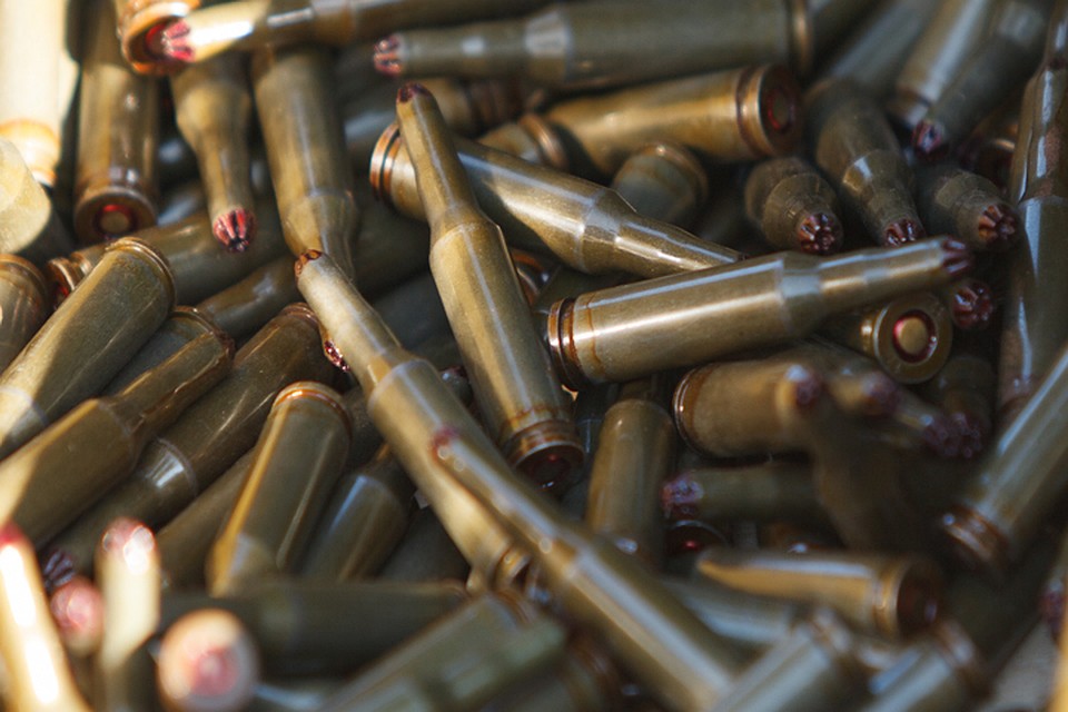 Боеприпасы и наркотики у брянца изъяли.