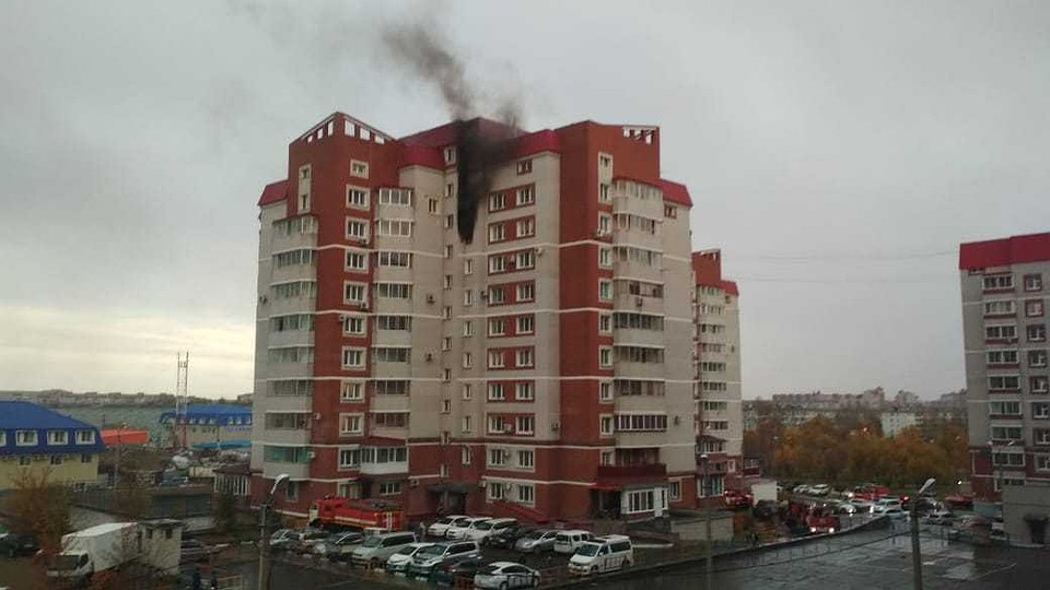 Огонь рвался из окна здания, очевидцы сообщали о больших клубах дыма.