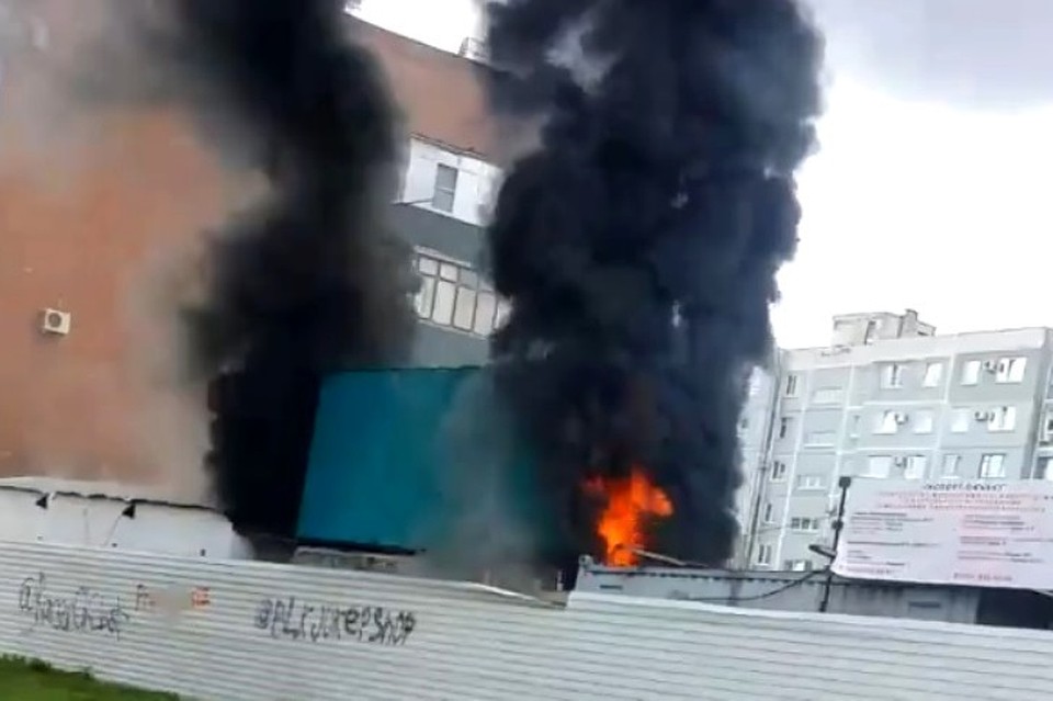 Предварительно, причиной пожара стало неосторожное обращение с огнем.