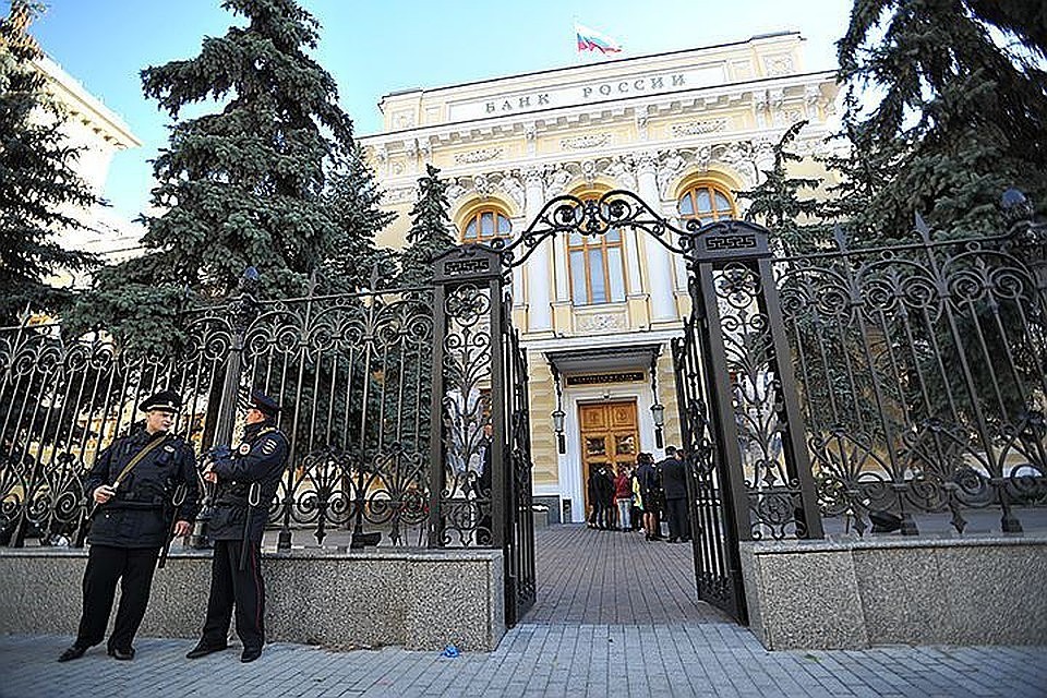 Центральный банк повысил ключевую ставку. Это процент, под который он дает в долг коммерческим банкам