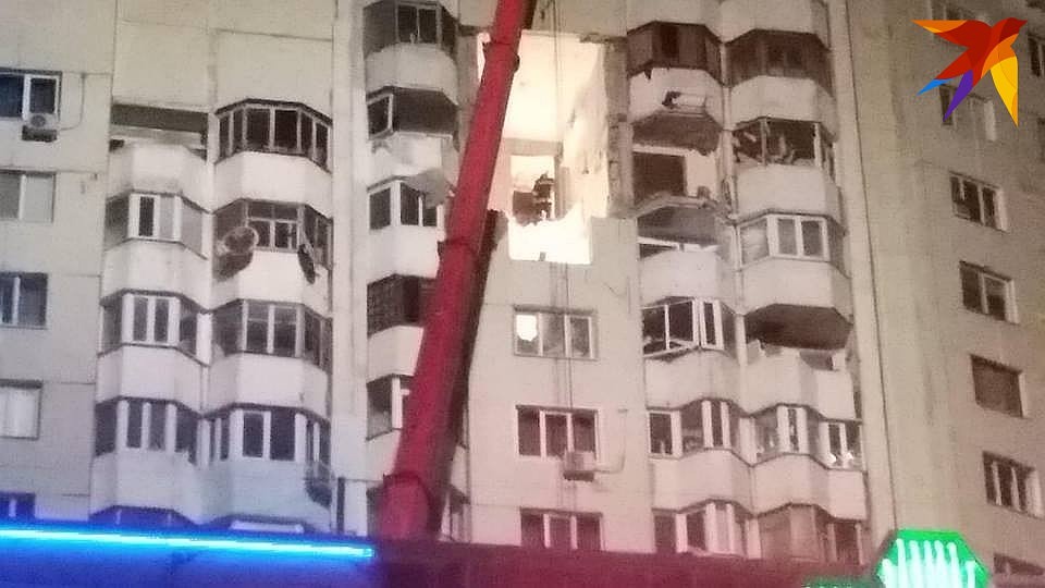 На месте работают спасатели.