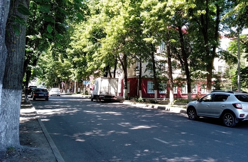 Для движения транспорта открыта только одна полоса