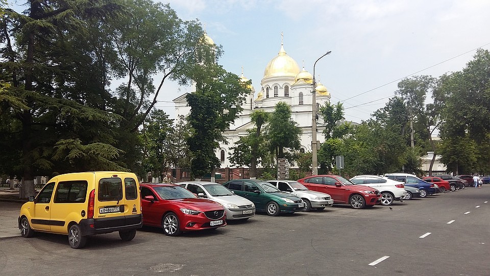 Часа парковки в центре города стоит 100 рублей.