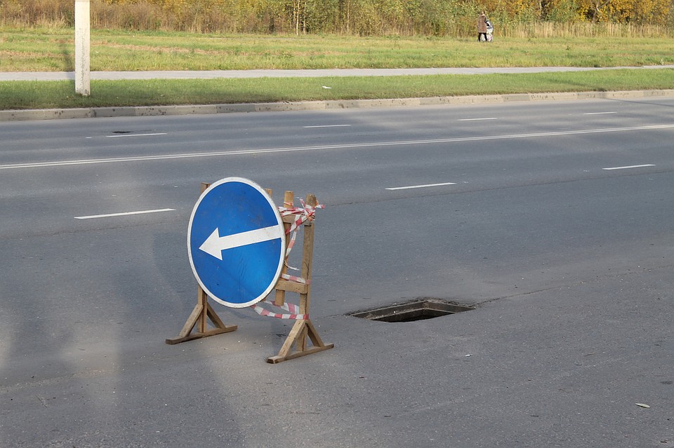 У открытых люков уже установили ограждения. Фото: администрация Твери