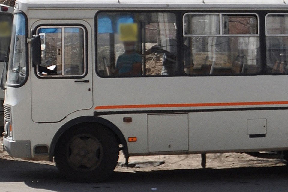 Полицейские разбираются в причинах аварии.
