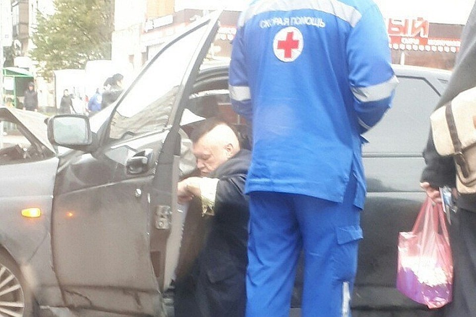 Стас Барецкий на «Приоре» влетел в трактор и сломал ногу. Фото: vk.com/spb_today