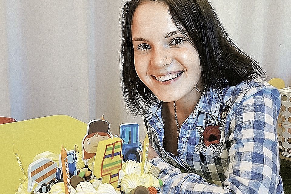 Маргарита Грачева, которой муж отрубил руки, учится писать протезом