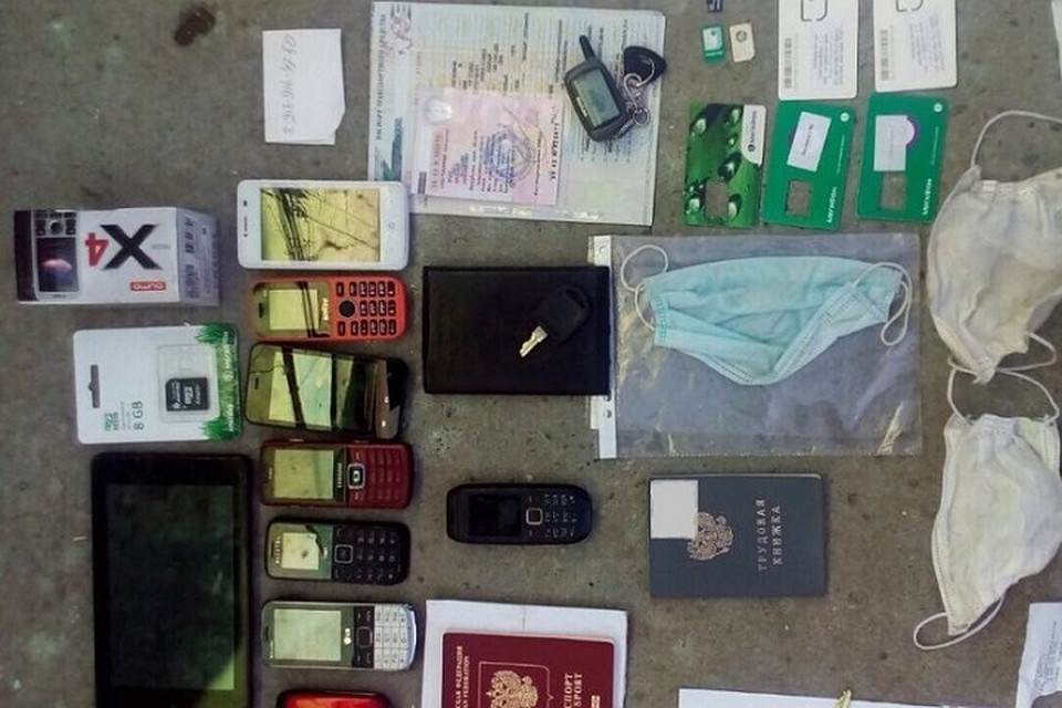 Во время обыска полицейские обнаружили сотовые телефоны с сим-картами, медицинские маски и базу клиентов колл-центра. Фото: ГУ МВД по Новосибирской области