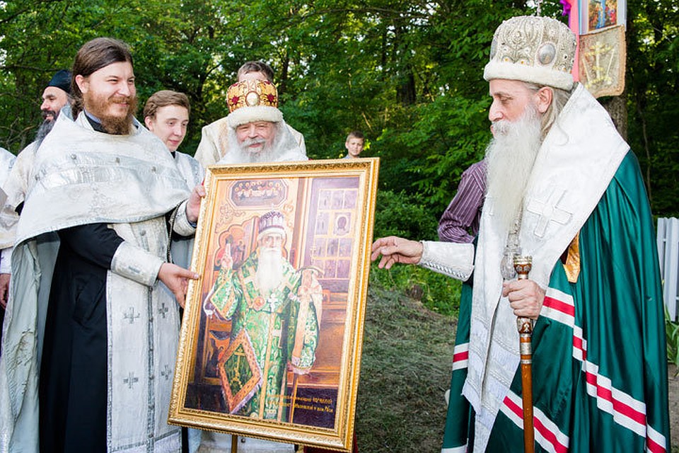 Отец Андрей вручает подарок митрополиту Корнилию