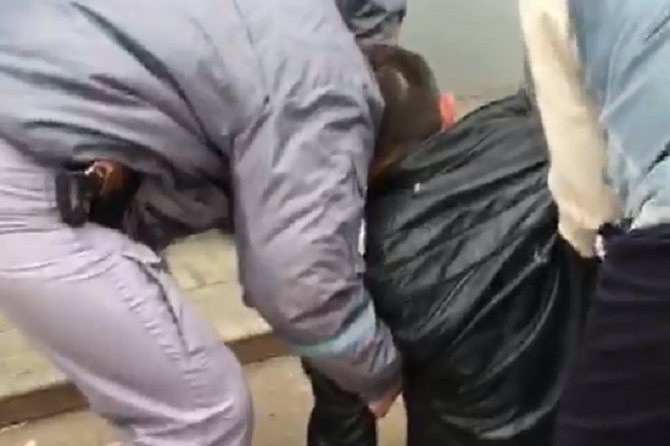 После того, как приехавшие охранники использовала баллончик с газом, один из злоумышленников во время бегства свалился им прямо в руки.